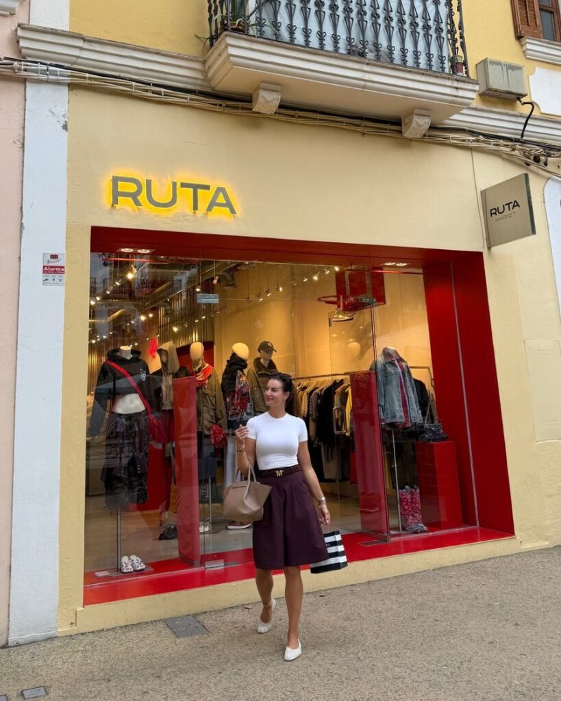 Danielle de Ridder voor boetiek RUTA Market op Ibiza